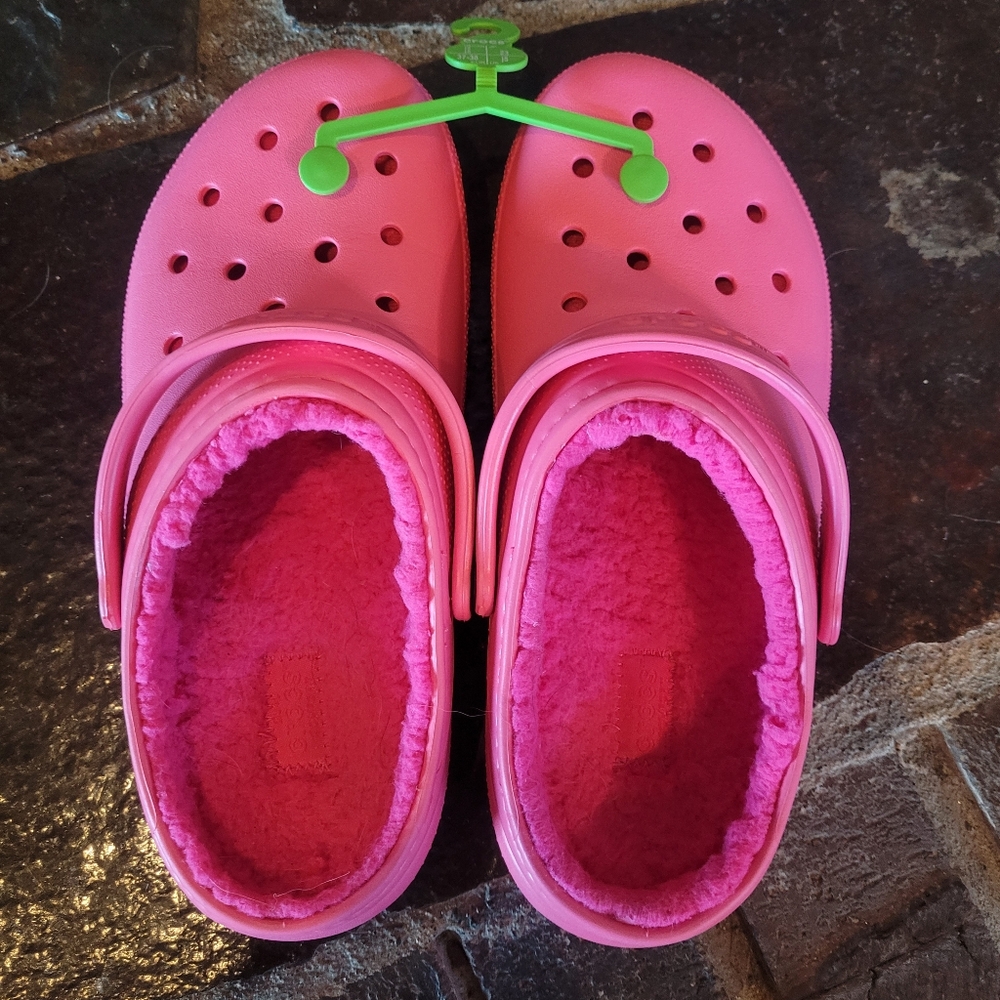pink lined crocs